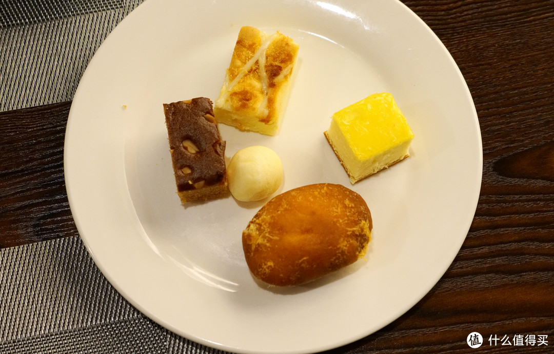 200块就能感受帝王级待遇?重庆核心区的宝藏酒店 解放碑美居 中式江景套房 入住体验