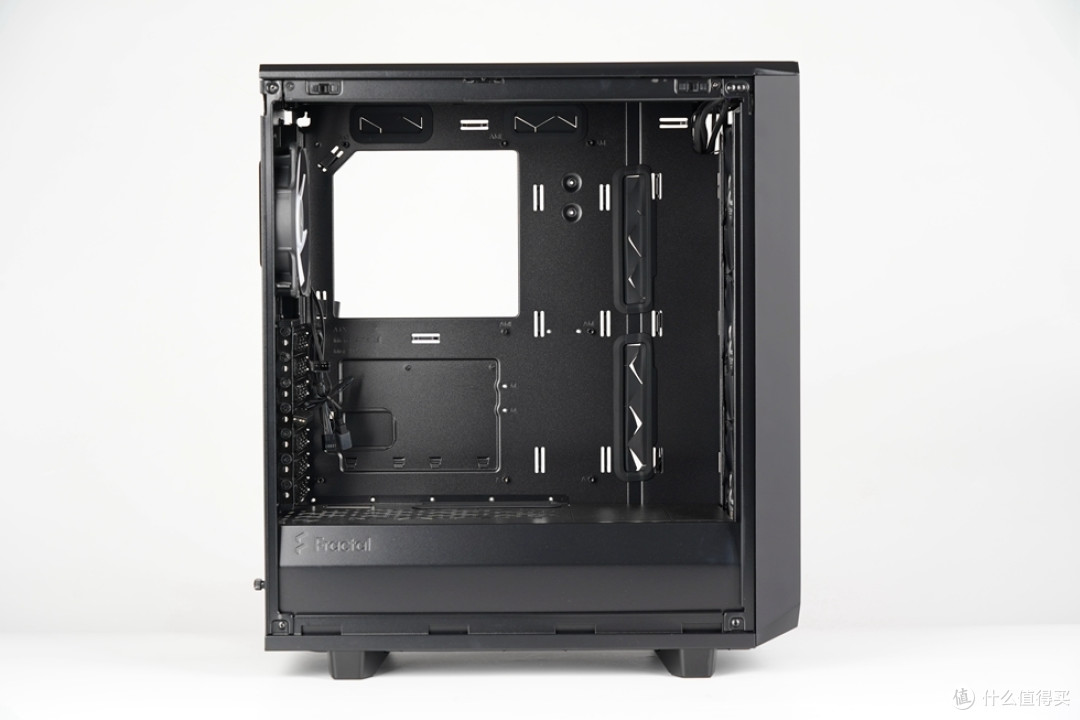 机箱内部一览无遗，主板支持mini-ITX、micro-ATX、ATX板型的安装；风冷散热器最高支持到169 mm，显卡最长支持360 mm，安装前排风扇后也能容纳 341mm显卡长度的安装，同时顶部支持240、280一体水冷安装；前部支持360、280一体水冷安装，兼容性还是很不错的。