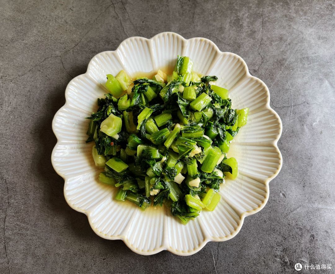 蒜蓉春菜原材料:春菜,大蒜,生抽,食用油.