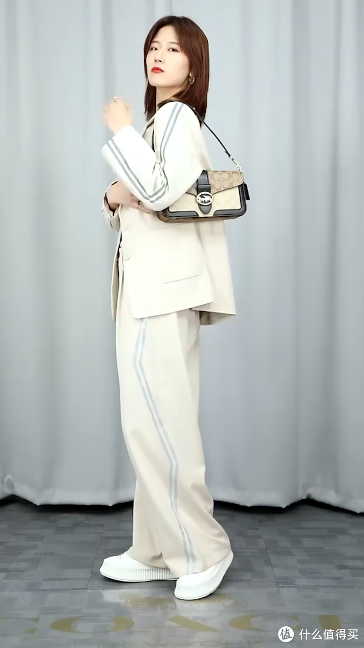蔻驰COACH女士中号单肩斜挎包，卡其色PVC配皮设计，送女友的时尚包款