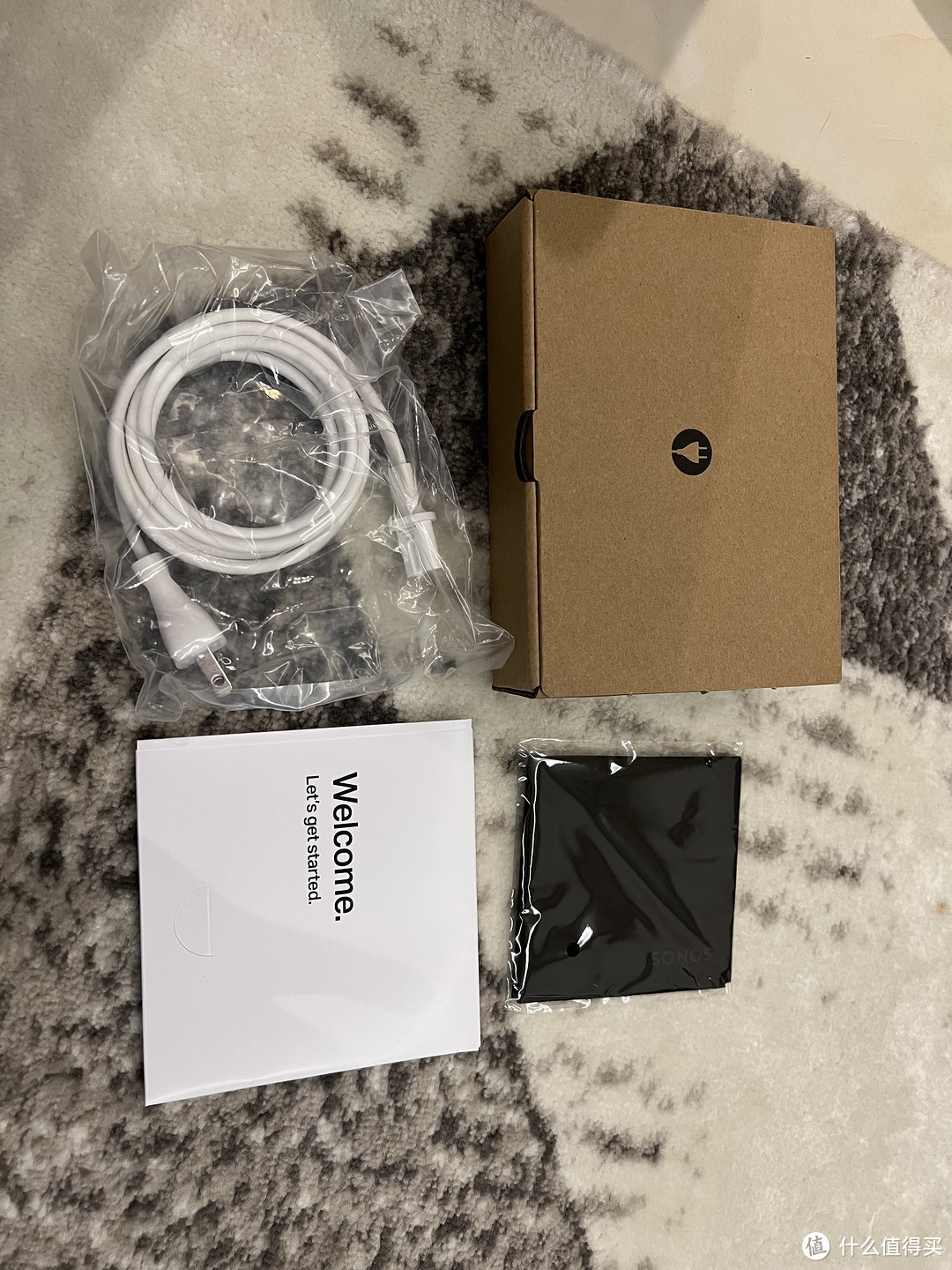 配件很简单，电源线+说明书+擦拭绒布