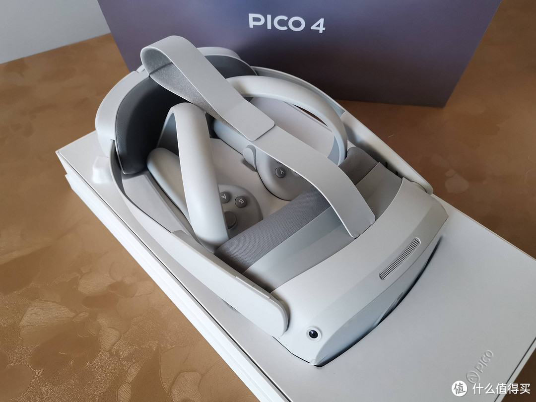 年轻人的「第一台 VR」！全新发售的 PICO 4 畅玩版 实机开箱体验