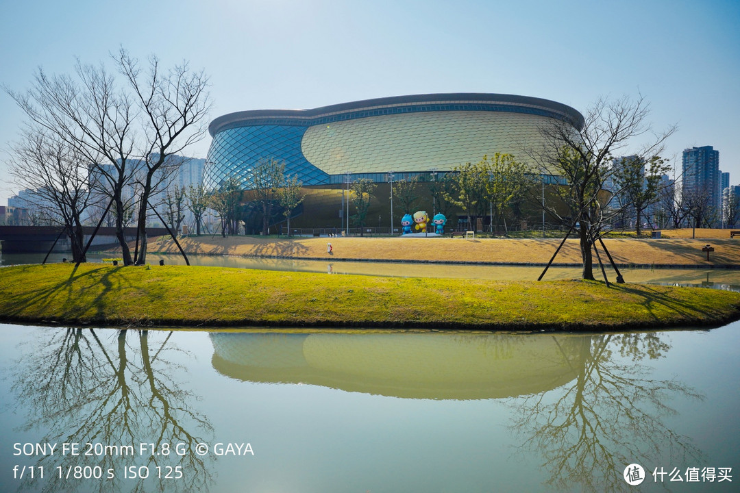 拍摄大型建筑不能像拍小宅子那样近了，走远点，多点背景留白才好看。杭州运河亚运公园