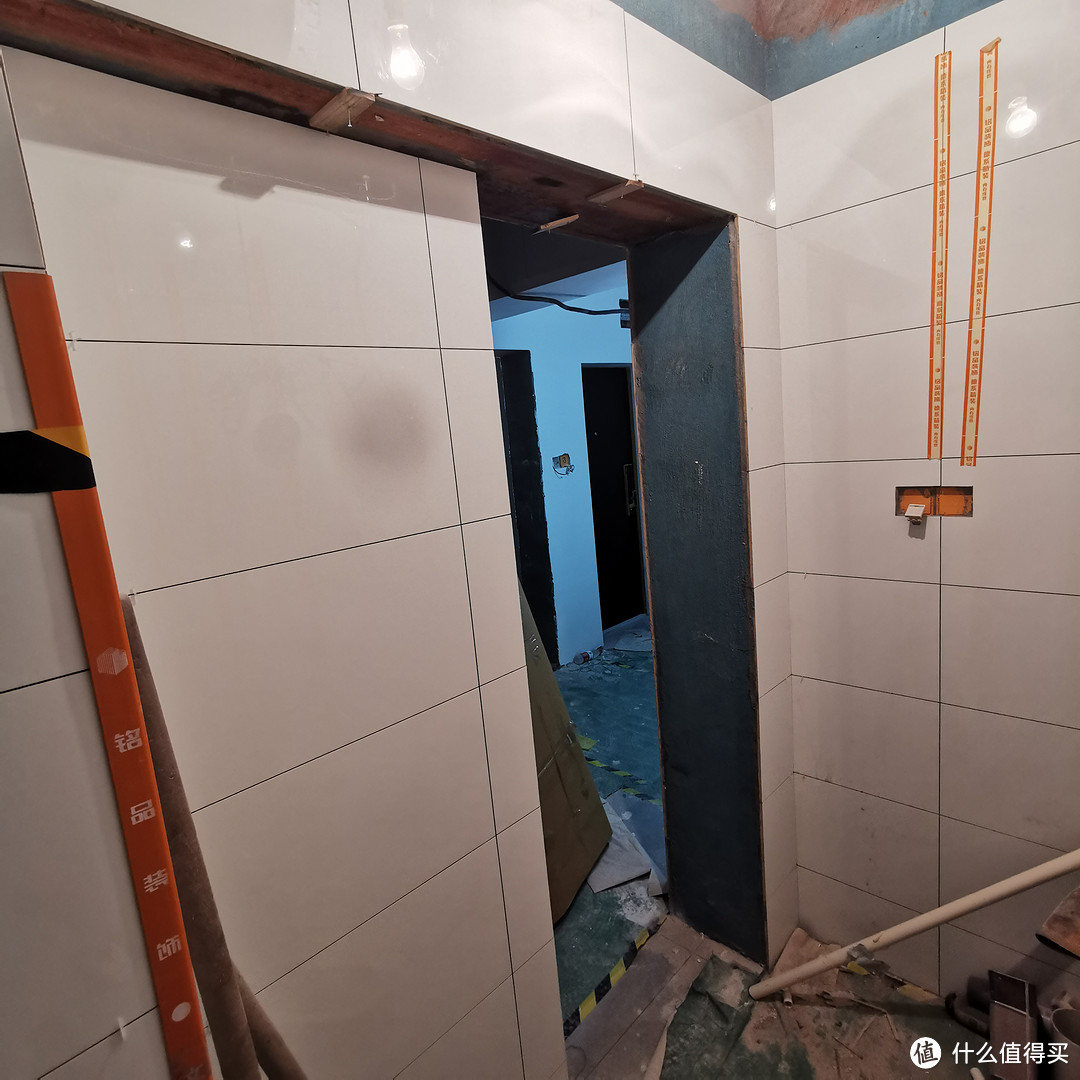 原先的门没有门套,在贴砖时候我本来意思也是瓷砖做海棠角一直包进去