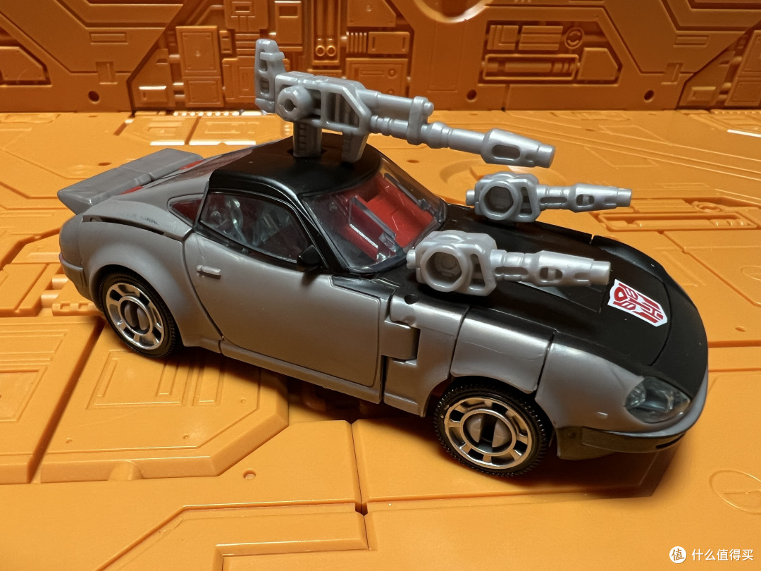 地出银霹雳这回倒是相对比其它几位地出变形金刚来的平易近人,单独