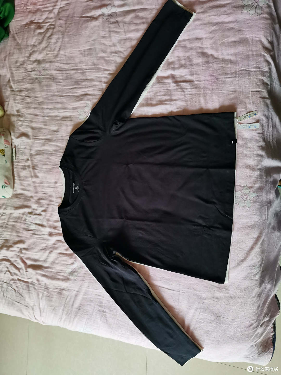 属于宽松版型，不是很贴身那种