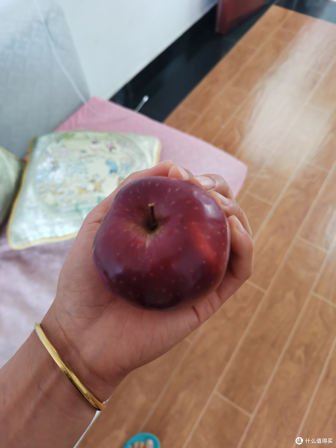 果蒂都还很新鲜,带着果实的清香