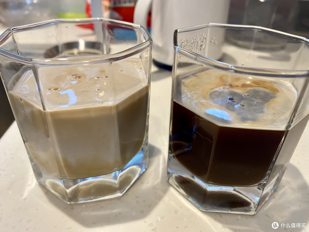 半杯兑奶，半杯兑水，兑奶相对更好喝。味道醇厚，巧香和牛奶融合突出甜感。兑水味道一般，偏单薄