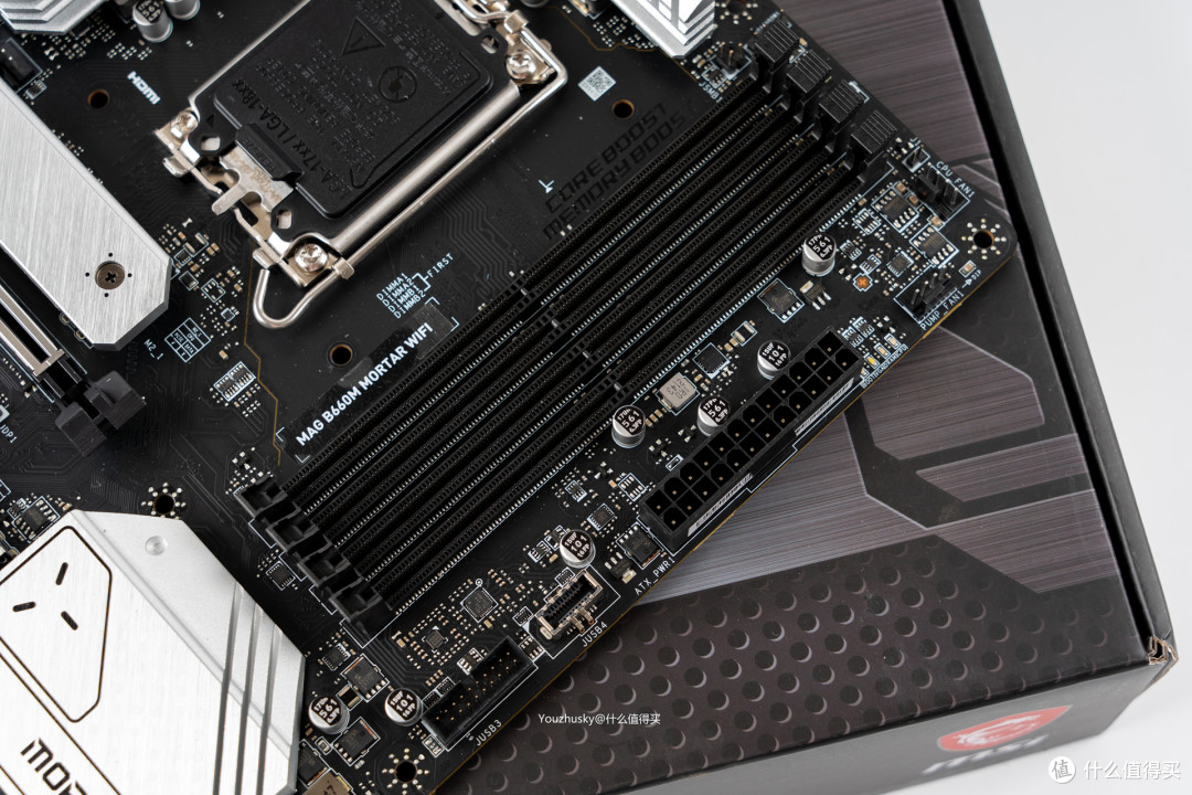四条单边卡扣设计的DDR5内存插槽，结合微星Memory Boost 技术支持最高DDR5 6200MHz+
