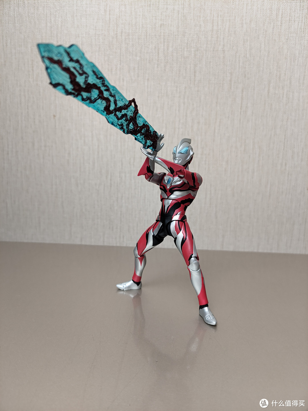 装上十字冲击波,有点头重脚轻,得仔细调整重心才能站稳……背面