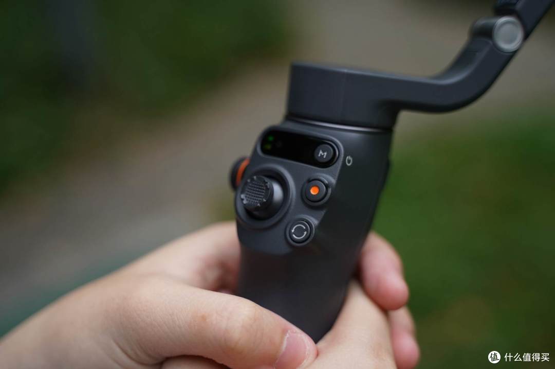 出门轻便出行,手机搭配大疆Osmo Mobile6就足够