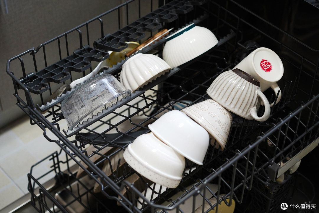 80℃高温蒸汽、1级水效、三层喷淋臂，“真香”洗碗机海尔W20深度评测
