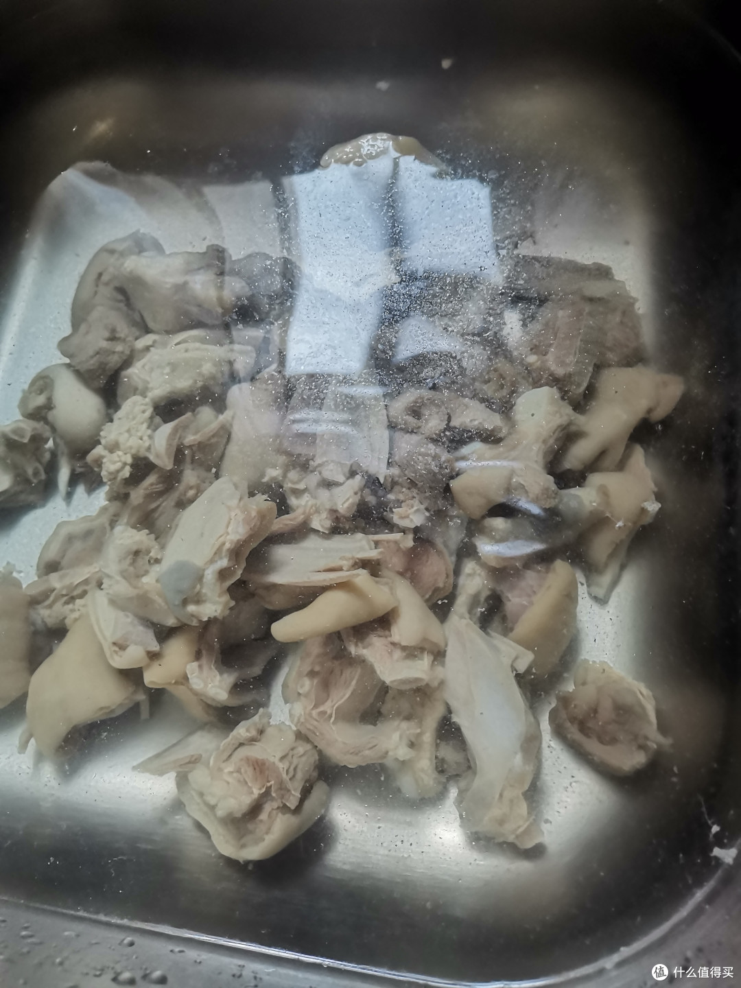 泡一下凉水,冲刷一下,这样的话,到最后,羊皮会爽脆一点