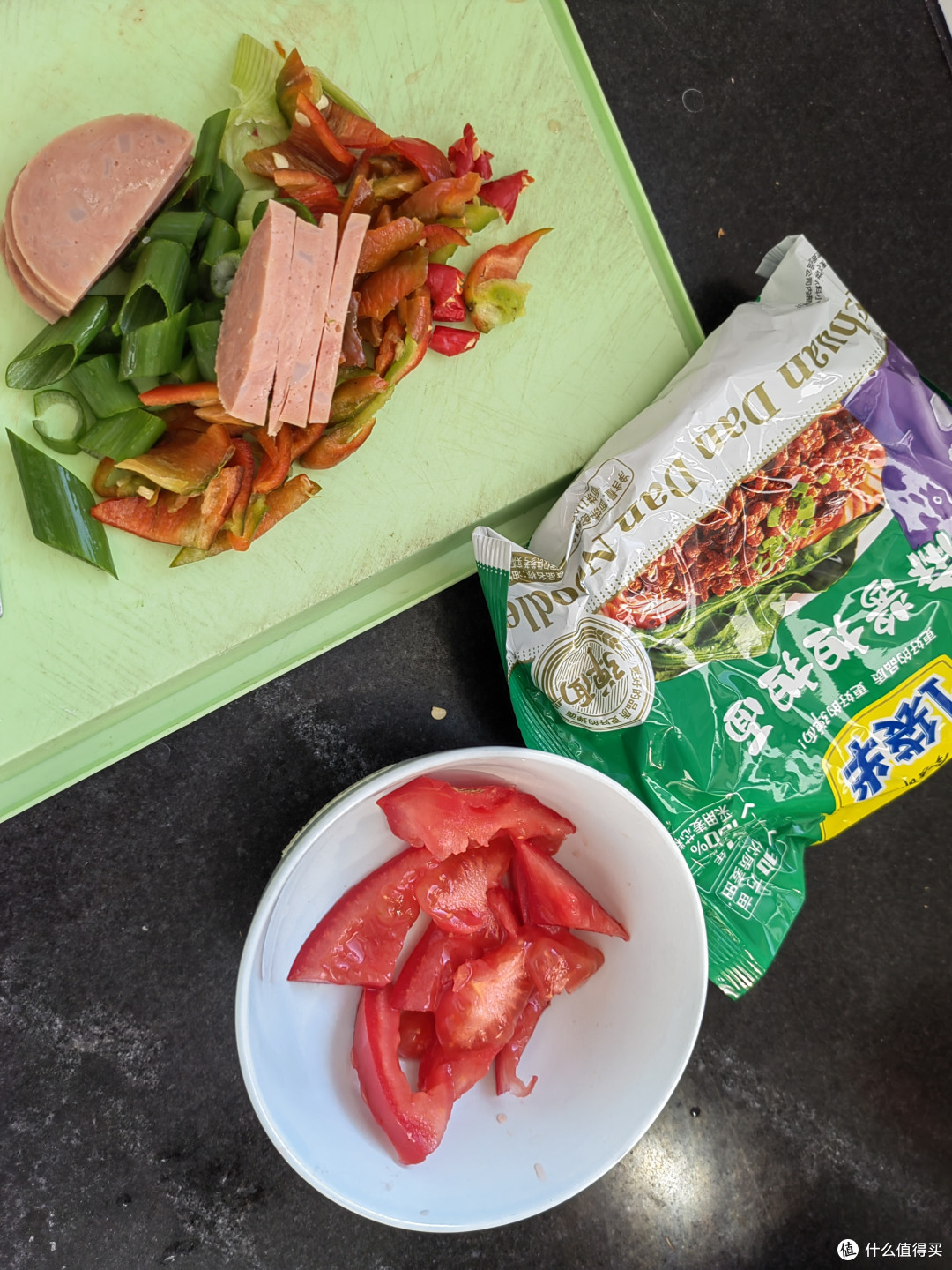 准备煮方便面的食材