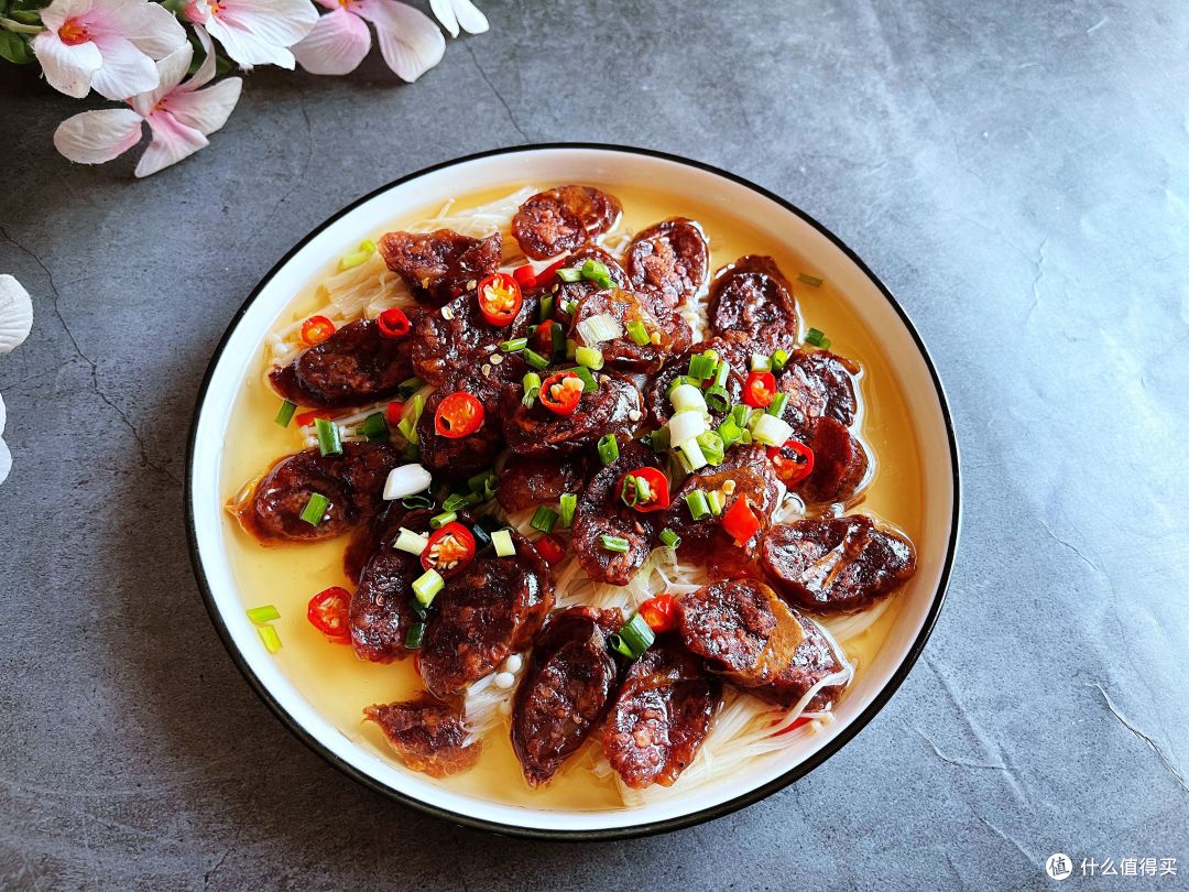 几分钟的快手菜:金针菇蒸腊肠,鲜嫩可口好吃又下饭,别错过哟!