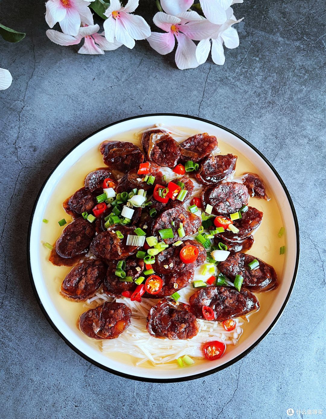 几分钟的快手菜:金针菇蒸腊肠,鲜嫩可口好吃又下饭,别错过哟!
