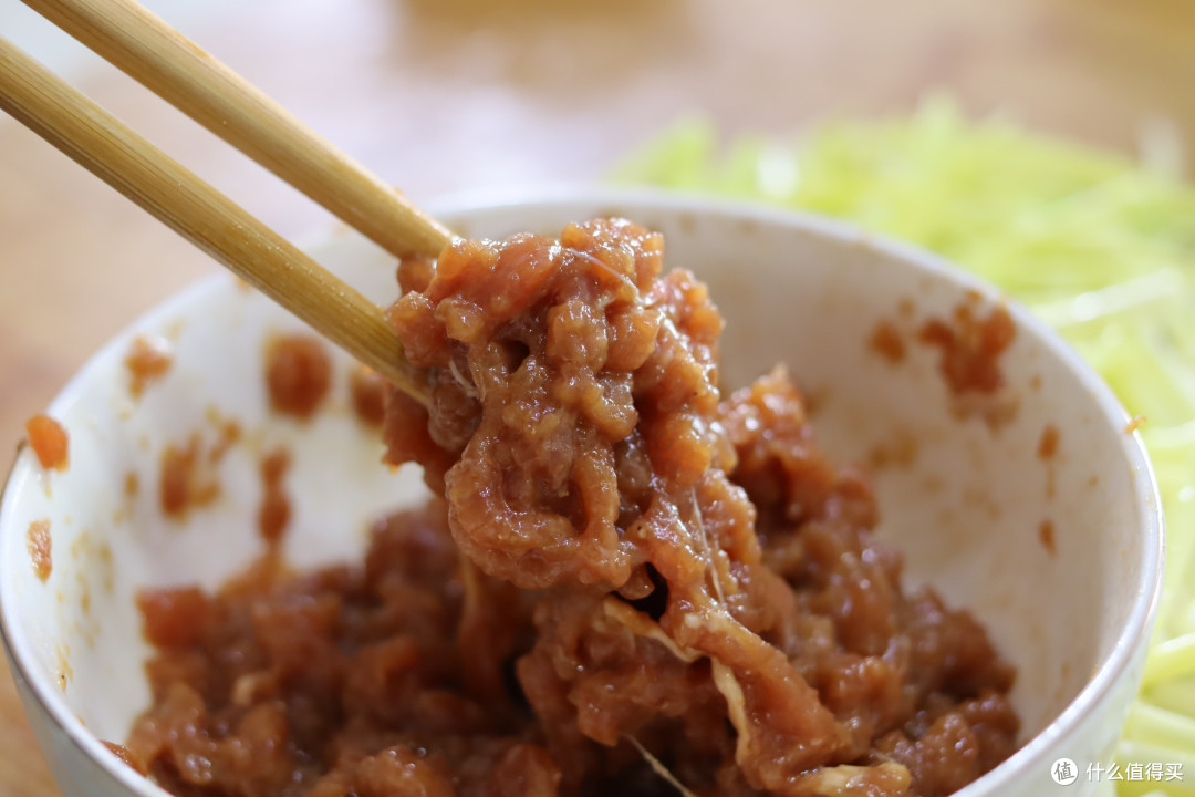 天冷了,建议:少吃韭菜和蒜苔,多吃蒜黄,炒一盘营养高,味道好