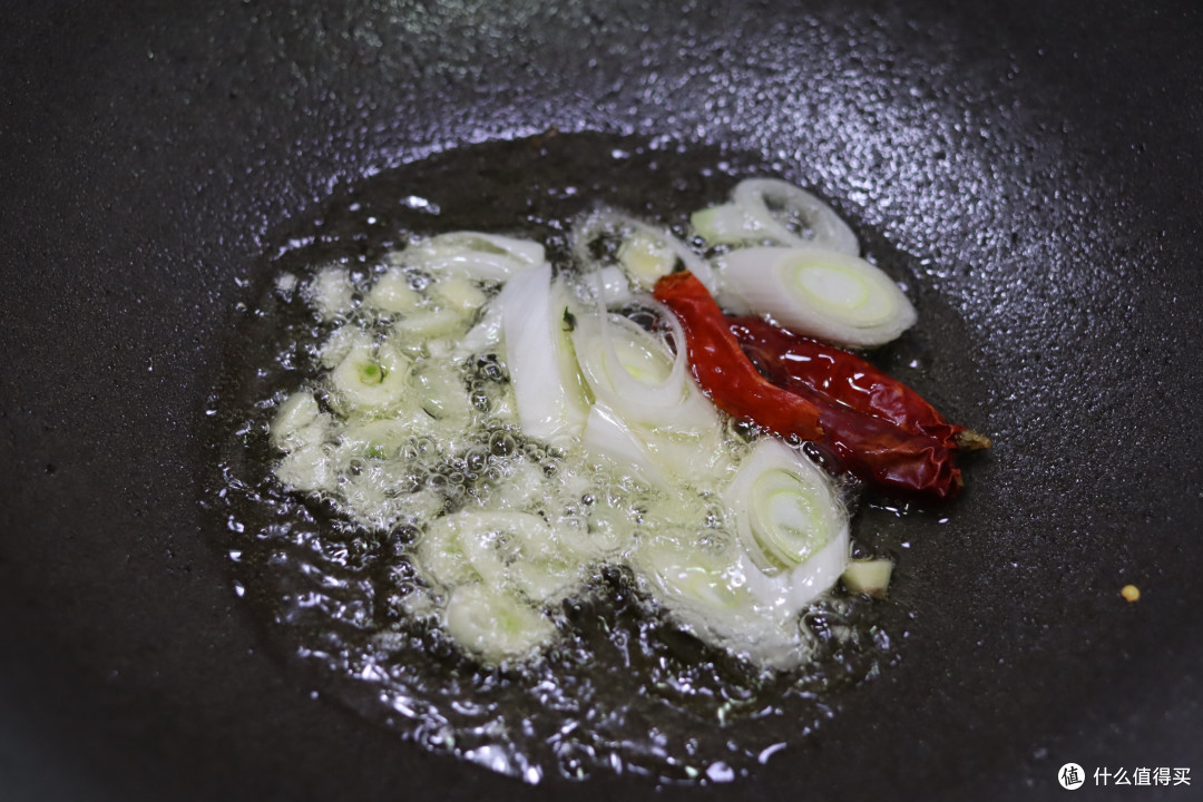天冷了,建议:少吃韭菜和蒜苔,多吃蒜黄,炒一盘营养高,味道好
