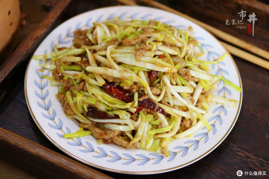 天冷了,建议:少吃韭菜和蒜苔,多吃蒜黄,炒一盘营养高,味道好
