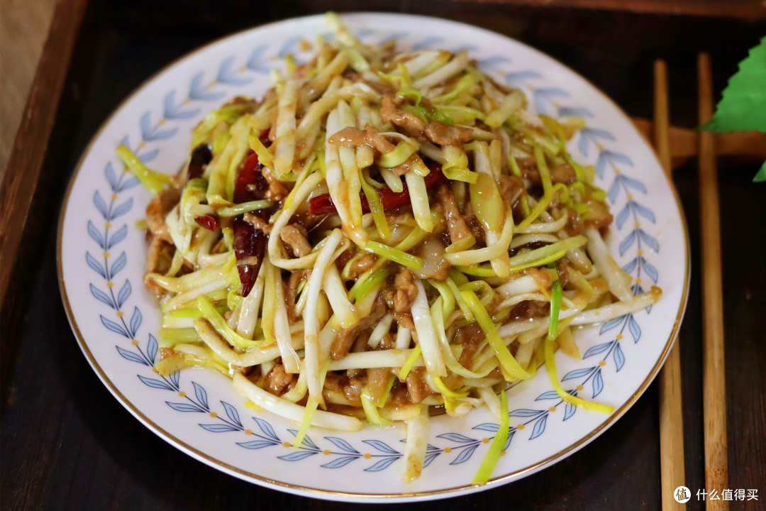 天冷了,建议:少吃韭菜和蒜苔,多吃蒜黄,炒一盘营养高,味道好