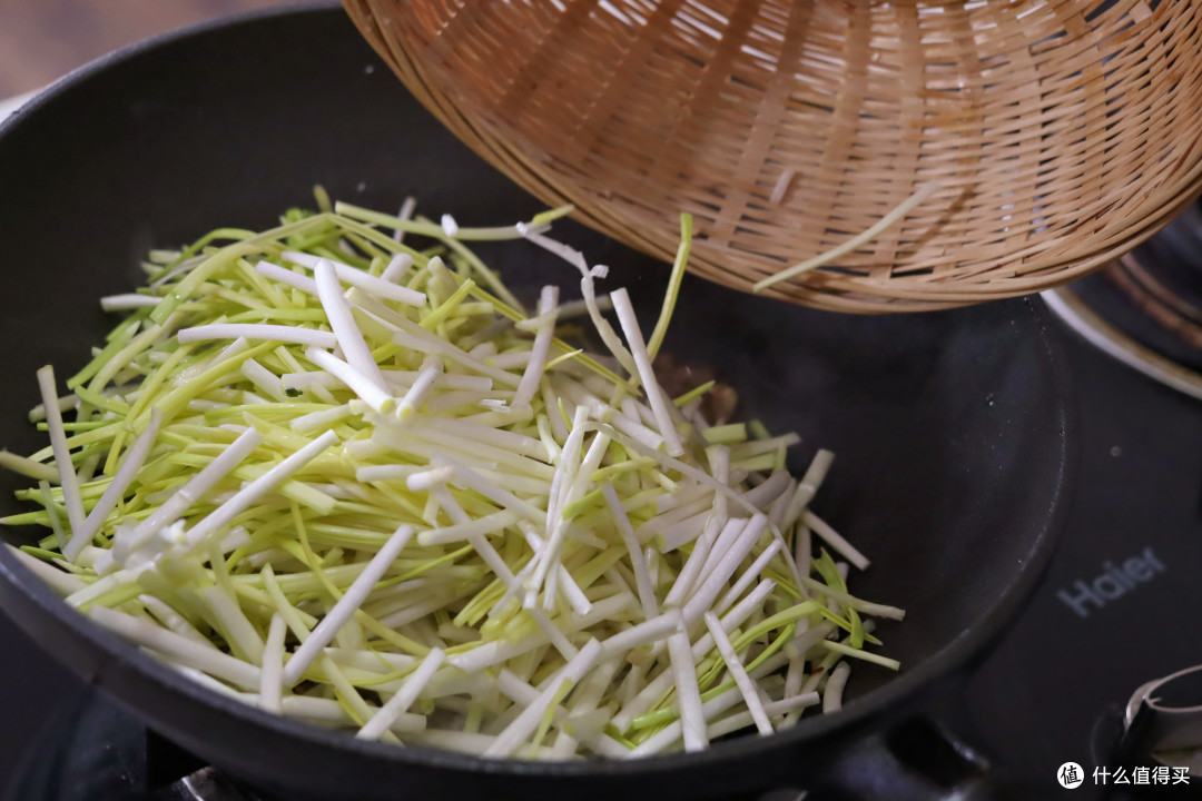 天冷了,建议:少吃韭菜和蒜苔,多吃蒜黄,炒一盘营养高,味道好