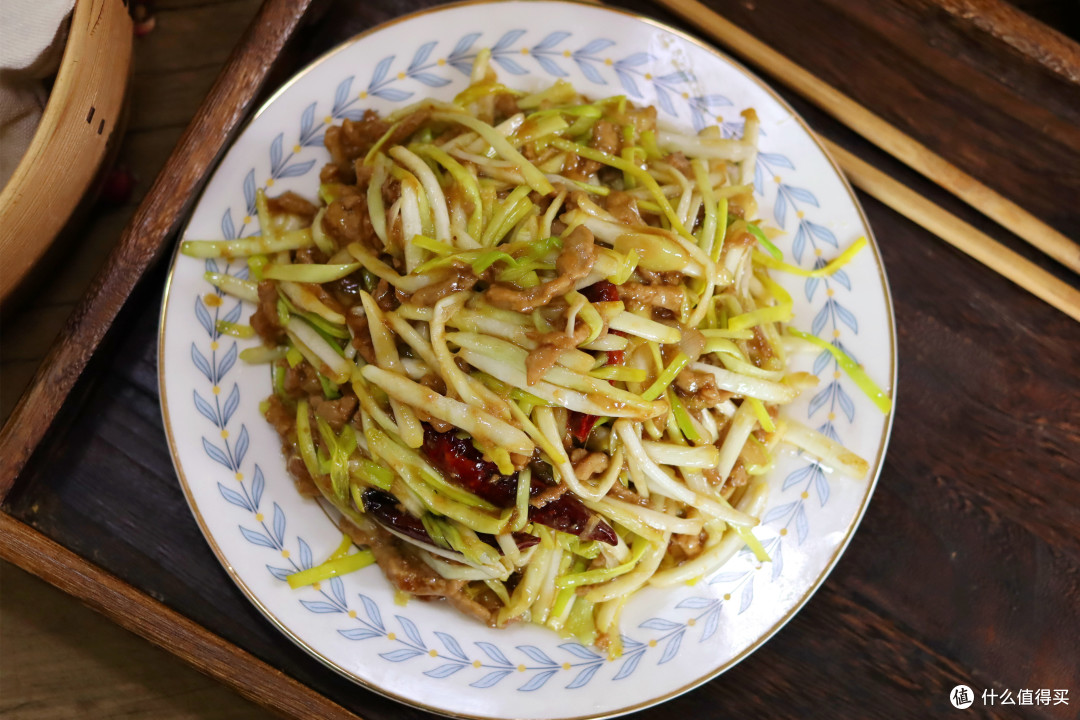 天冷了,建议:少吃韭菜和蒜苔,多吃蒜黄,炒一盘营养高,味道好