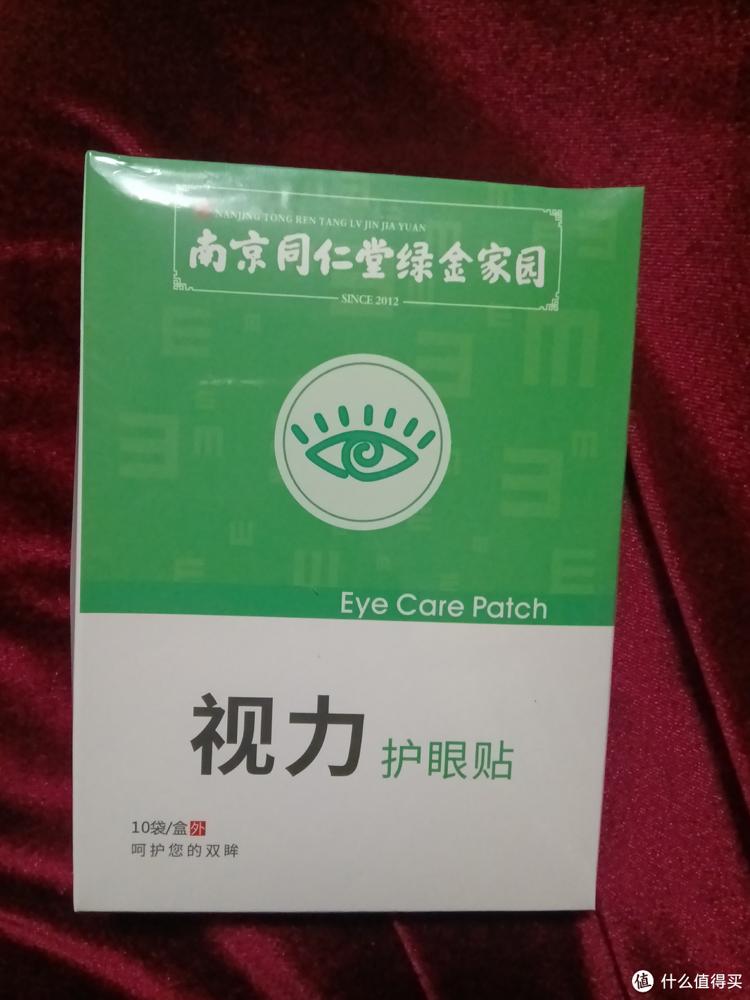 我已经用了三次才来评论的护眼贴，冰冰凉凉没有刺激，还有草药汁的味道，很舒服