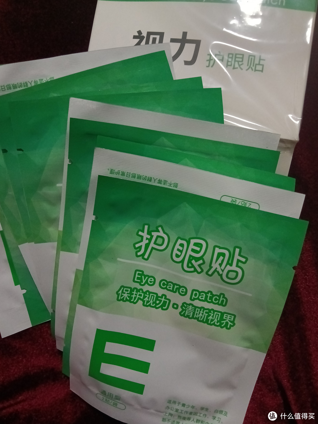 我已经用了三次才来评论的护眼贴,冰冰凉凉没有刺激,还有草药汁的味道,很舒服