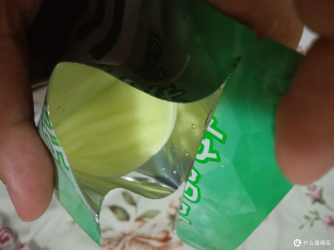 我已经用了三次才来评论的护眼贴,冰冰凉凉没有刺激,还有草药汁的味道,很舒服