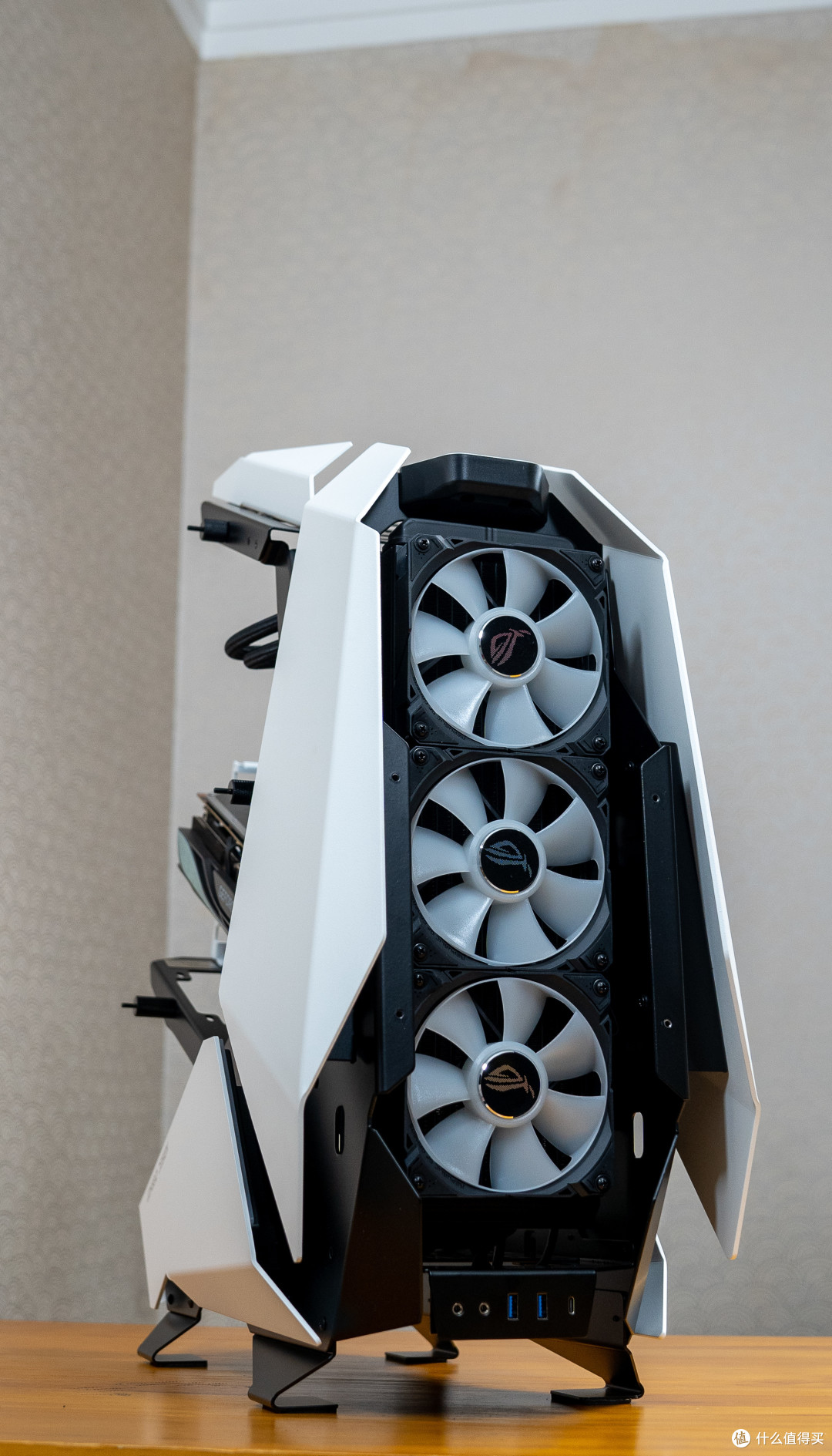 桌面上的外星战舰：ROG Z790E 13700K 索泰RTX 4090的组合到底有多强