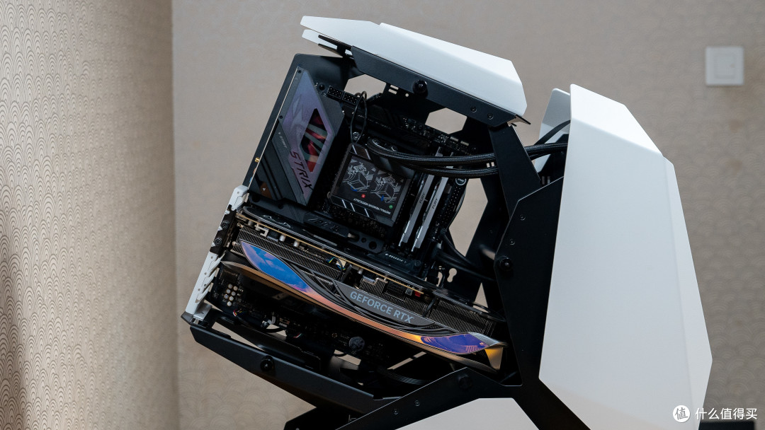 桌面上的外星战舰：ROG Z790E 13700K 索泰RTX 4090的组合到底有多强