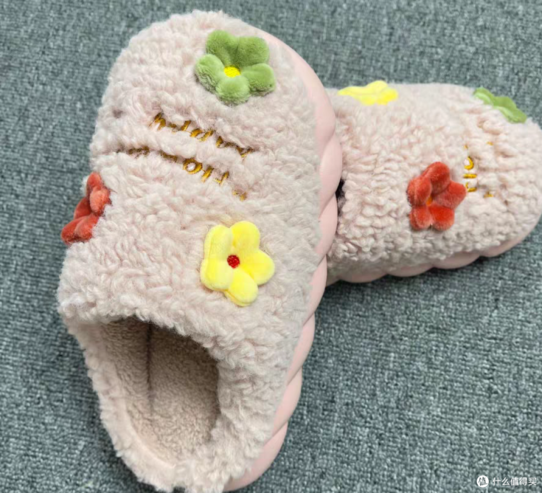 棉拖鞋也要选择一双可爱款的哦。