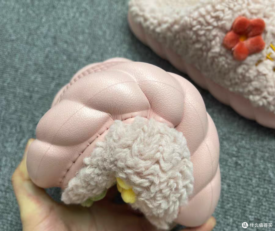 棉拖鞋也要选择一双可爱款的哦。