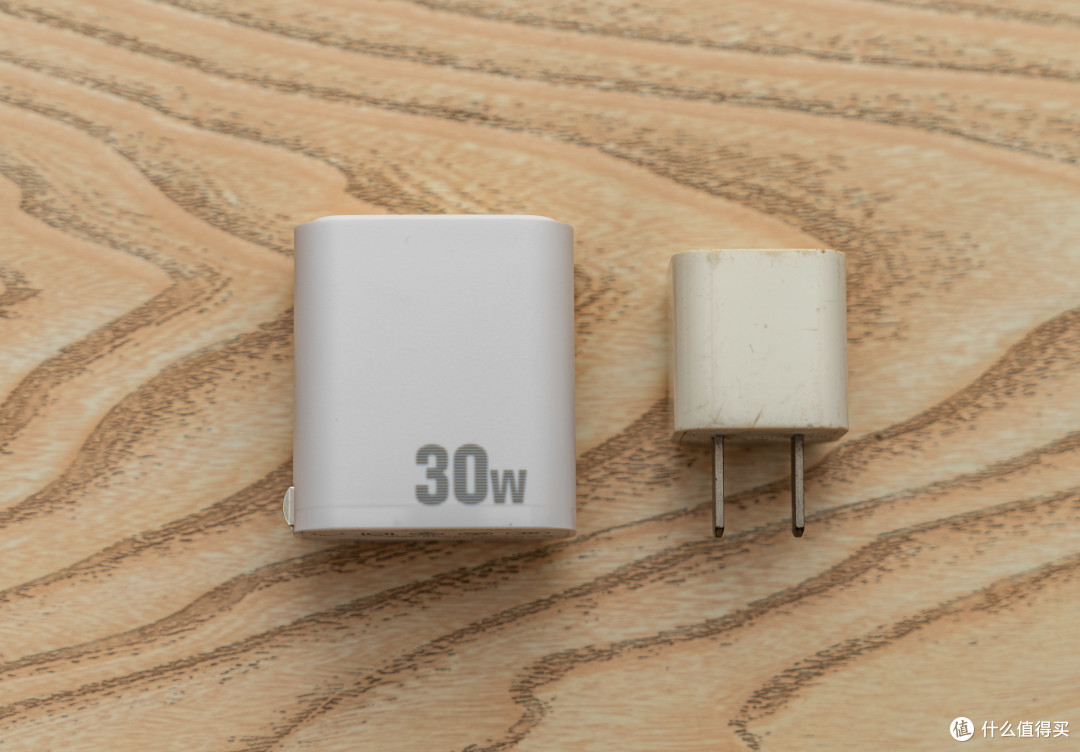 老罗笑了,库克松了一口气,1A1C1L 的 30W 全接口充电器来了