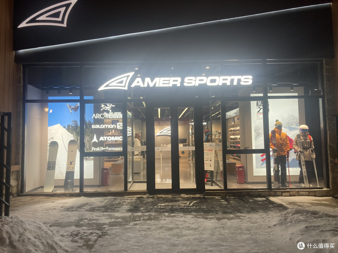 度假区里的户外用品店,有鸟、Salomon等。