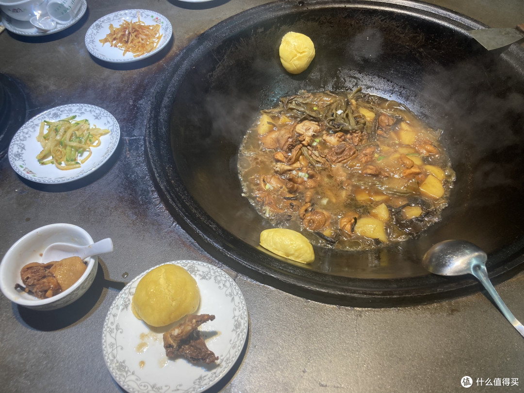 度假区外村子里的铁锅炖