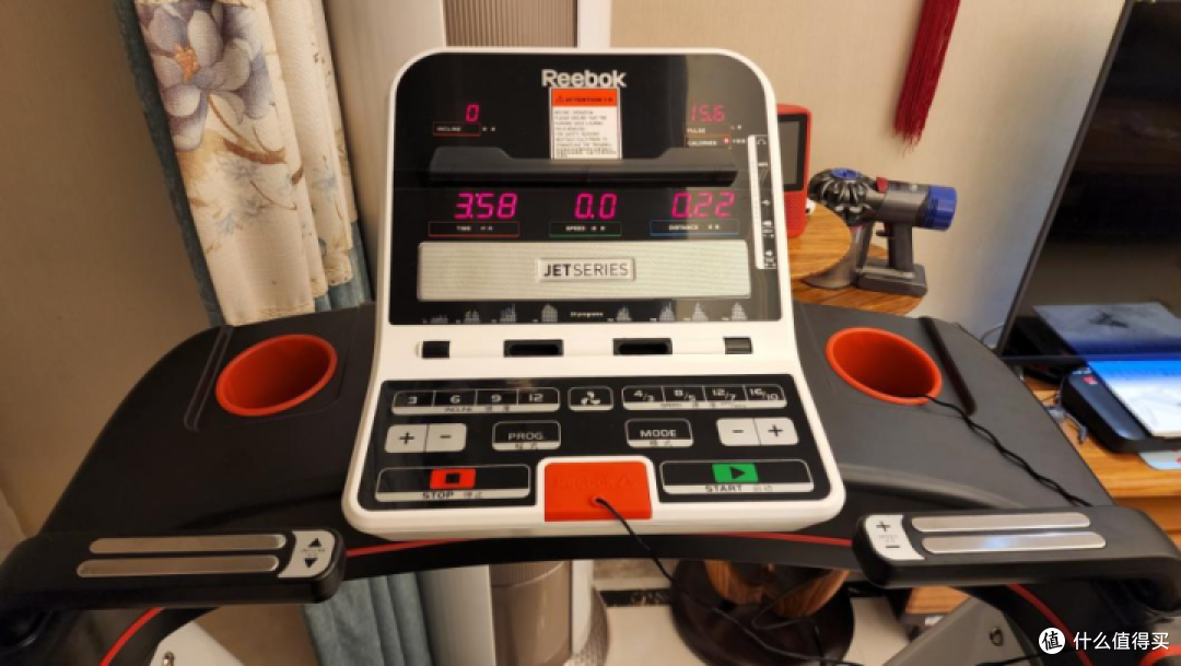 我的“刘畊宏女孩”想要一台跑步机,朋友推荐了这一款--锐步JET100M跑步机上手体验