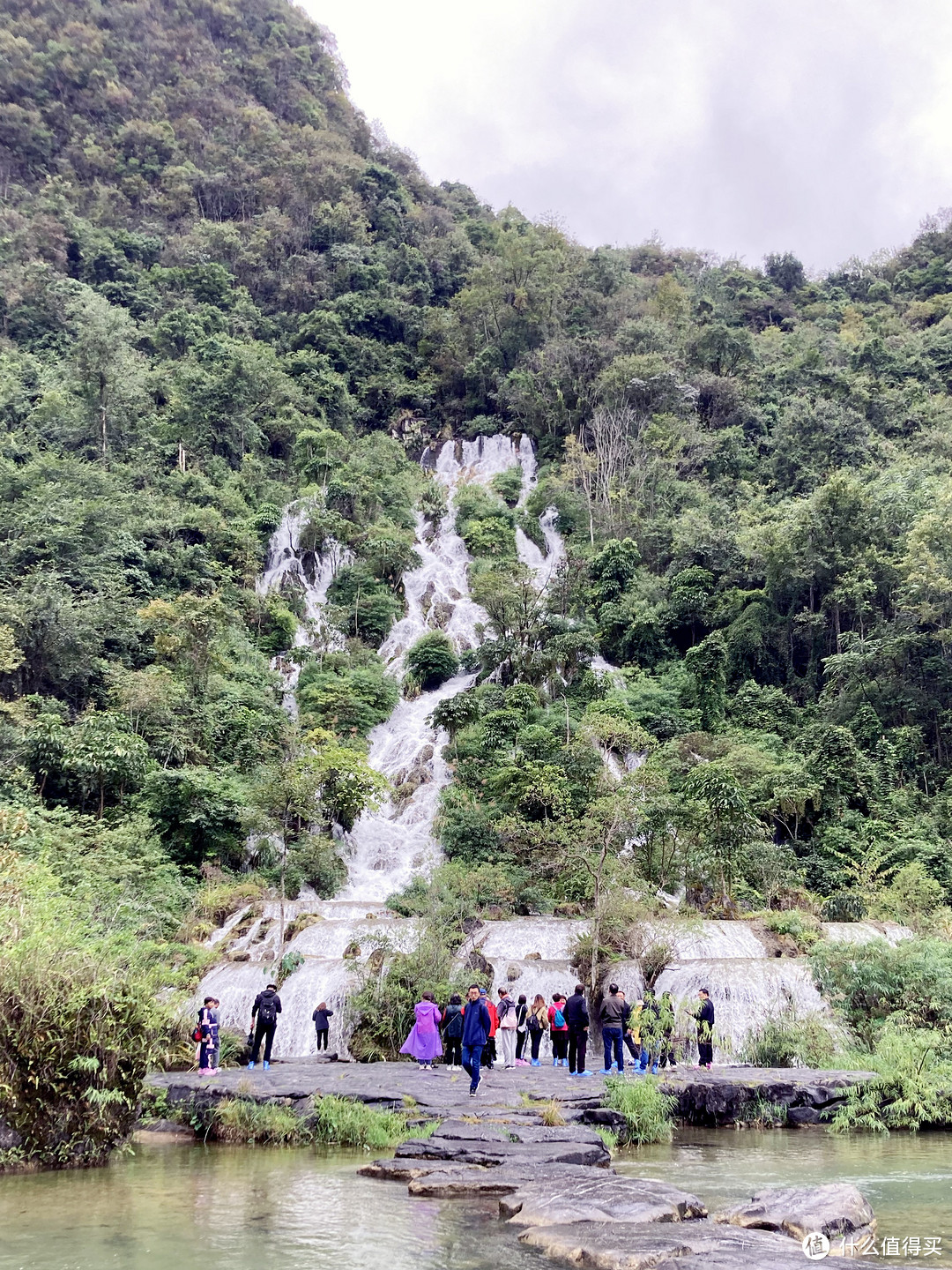   跟着贝尔去冒险里带着几个明星爬的瀑布，在景区的大巴电视上会循环播放节目片段