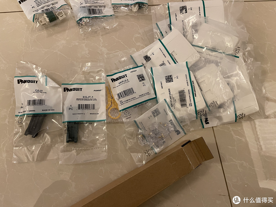 两袋六类水晶头，网络面板以及对应的安装工具