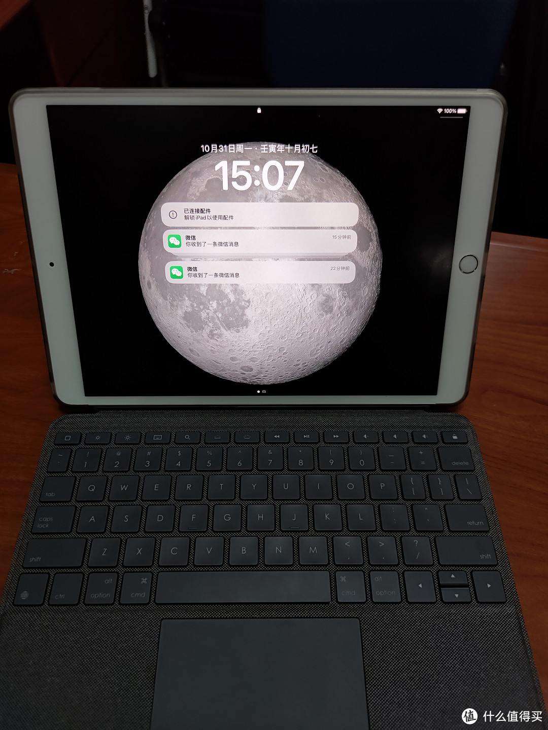 iPad Air3 64G。平板怎么能少的了iPad，配了一块罗技的COMBO TOUCH的磁吸键盘，不用供电，靠iPad的触点供电，这点很不错。不过不单卖，都是和一个厚重的保护壳成套卖。我这个是小黄鱼淘的。