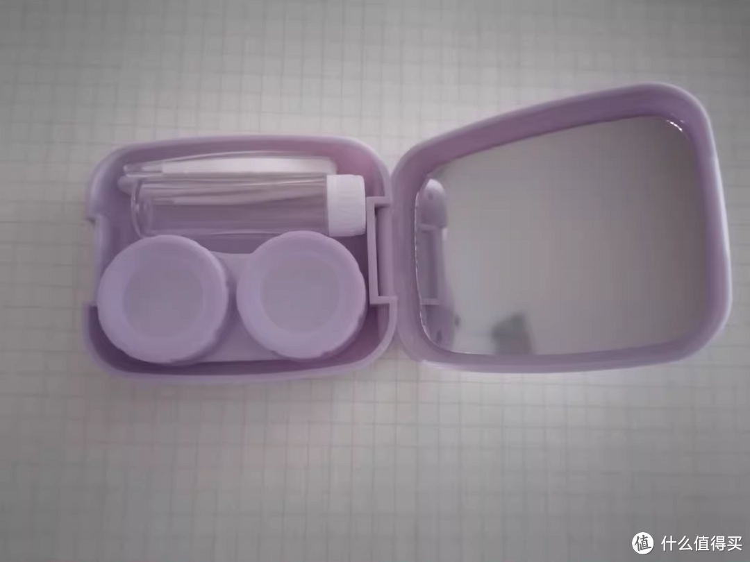 造型设计十分简约的一款隐形眼镜盒