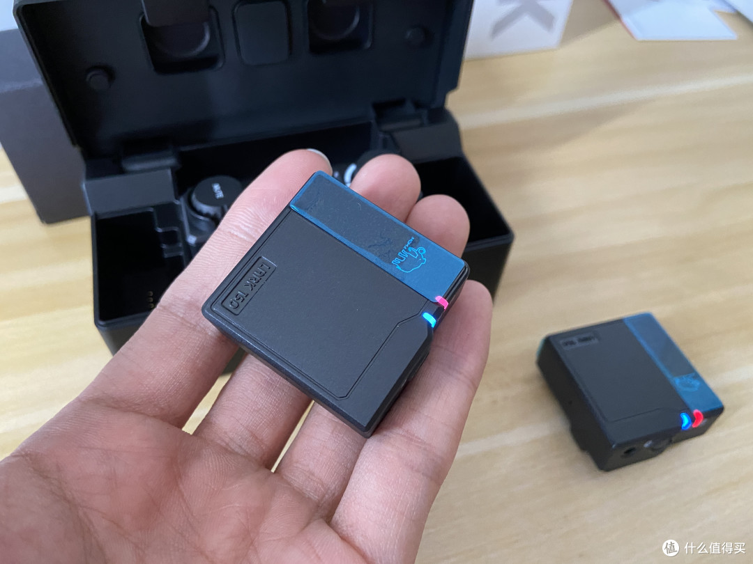 比起传统无线麦克风小巧多了
