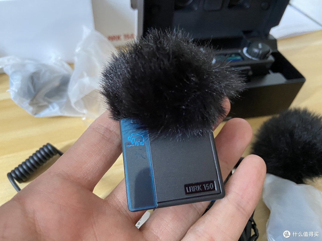 还有防风罩，在室外有风环境下可以抑制噪音