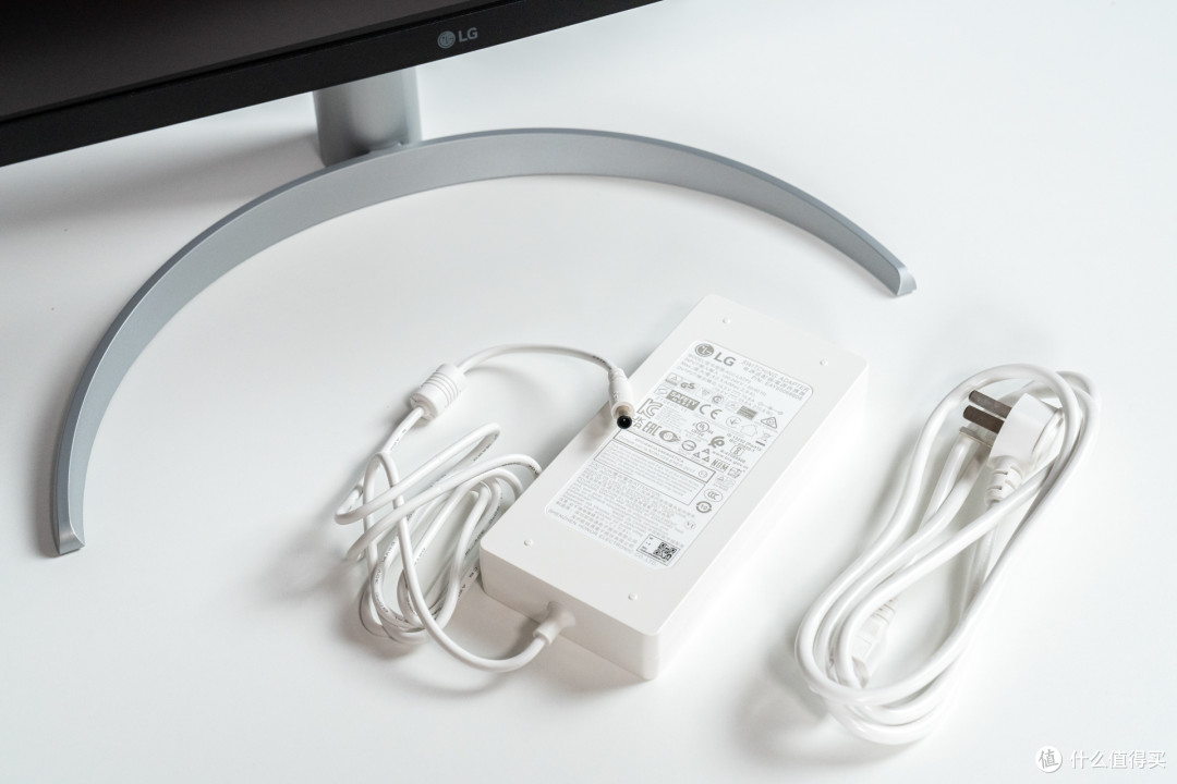 LG 32UQ85R专业设计显示器,让方寸桌面实现高效工作流