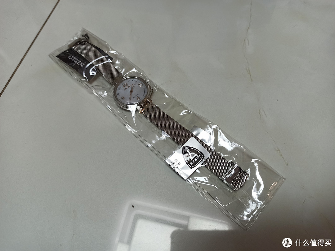 简约美观带蓝牙，这个双11在京东上购买的西铁城光动能休闲商务女士腕表。