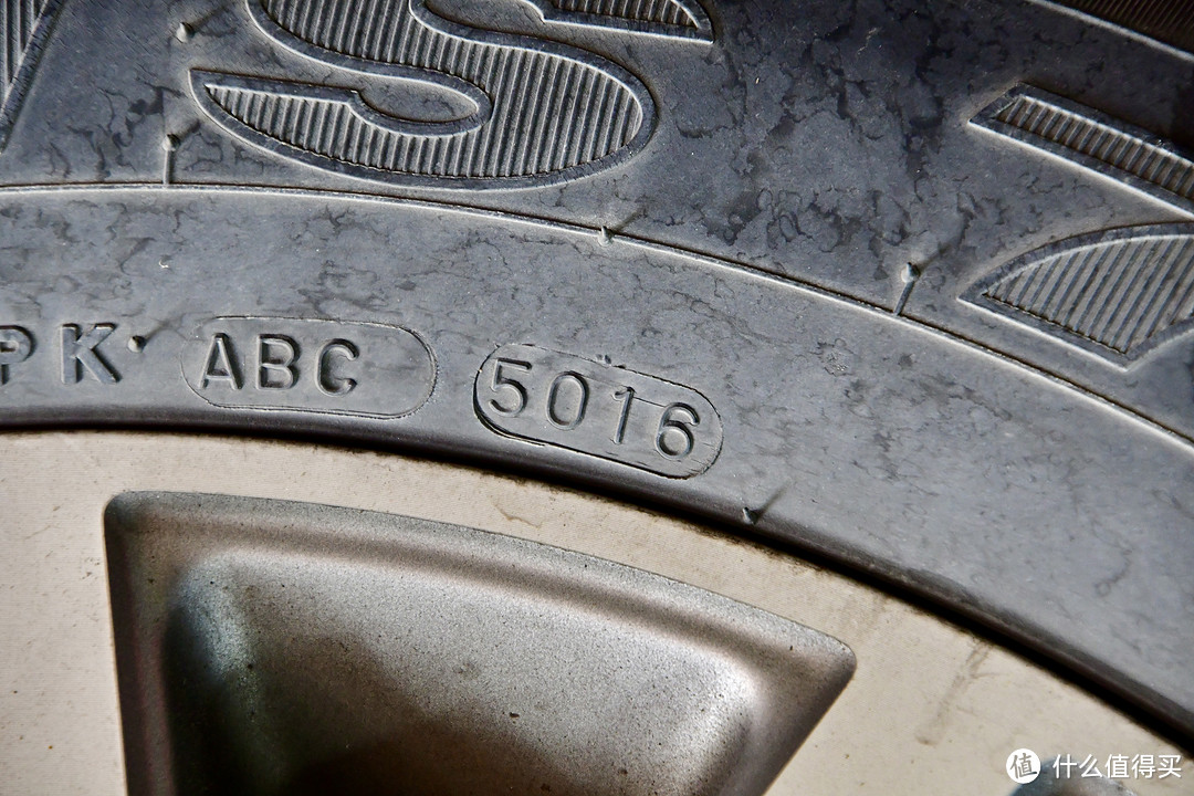 这个标识的意思是原车配的轮胎生产日期2016年第50周，久经考验的轮胎。