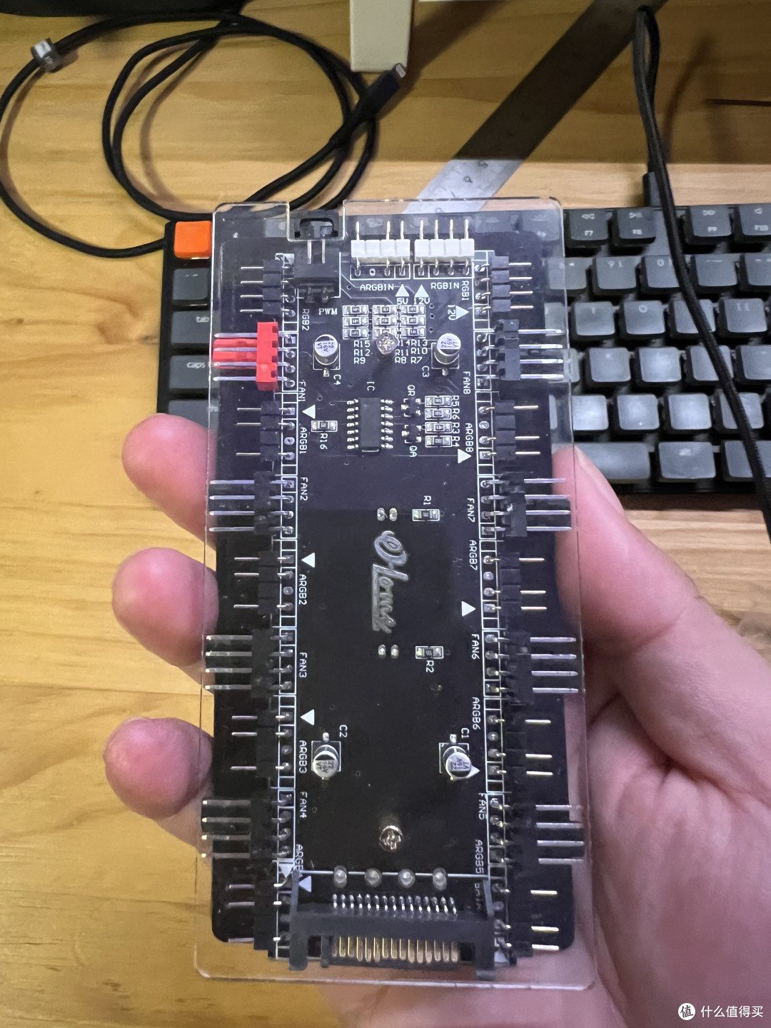 SATA单独供电的12V4针转5V3针ARGB集线器