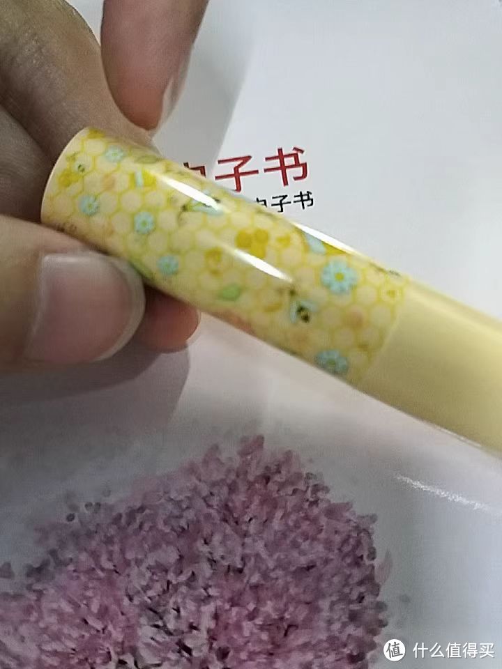 这个润唇膏含有蜂蜜的精华，无色的润唇膏是真的好用