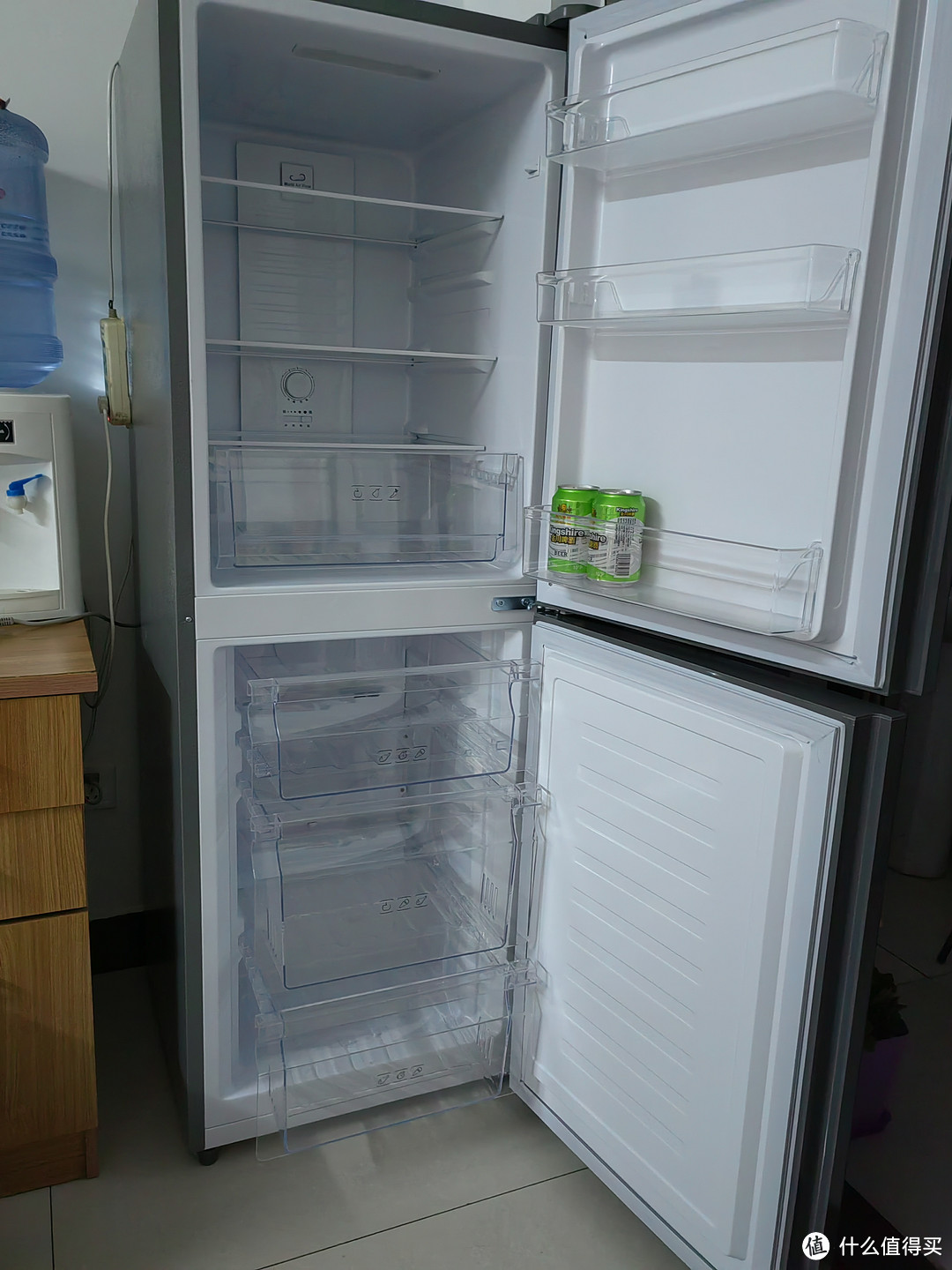 这是一款可以当全身镜子使用的冰箱，冰箱门是钢化玻璃的，而且是高颜值，体积小，容量大的冰箱