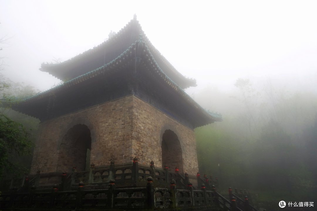 在下着小雨,能见度又低的南岩附近绕了一圈。